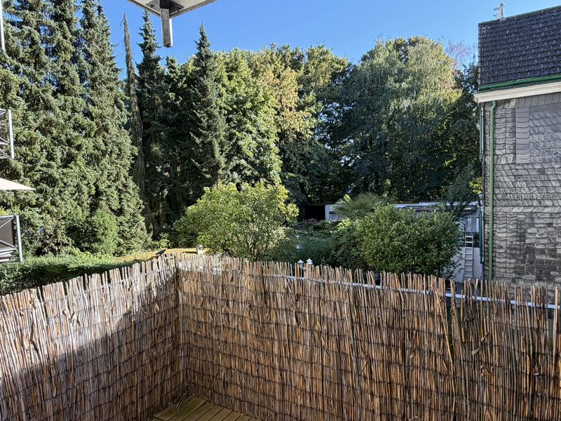 3-Zimmer-Erdgeschosswohnung mit sonnigem Balkon – citynah mit Blick ins Grüne (Garage optional)